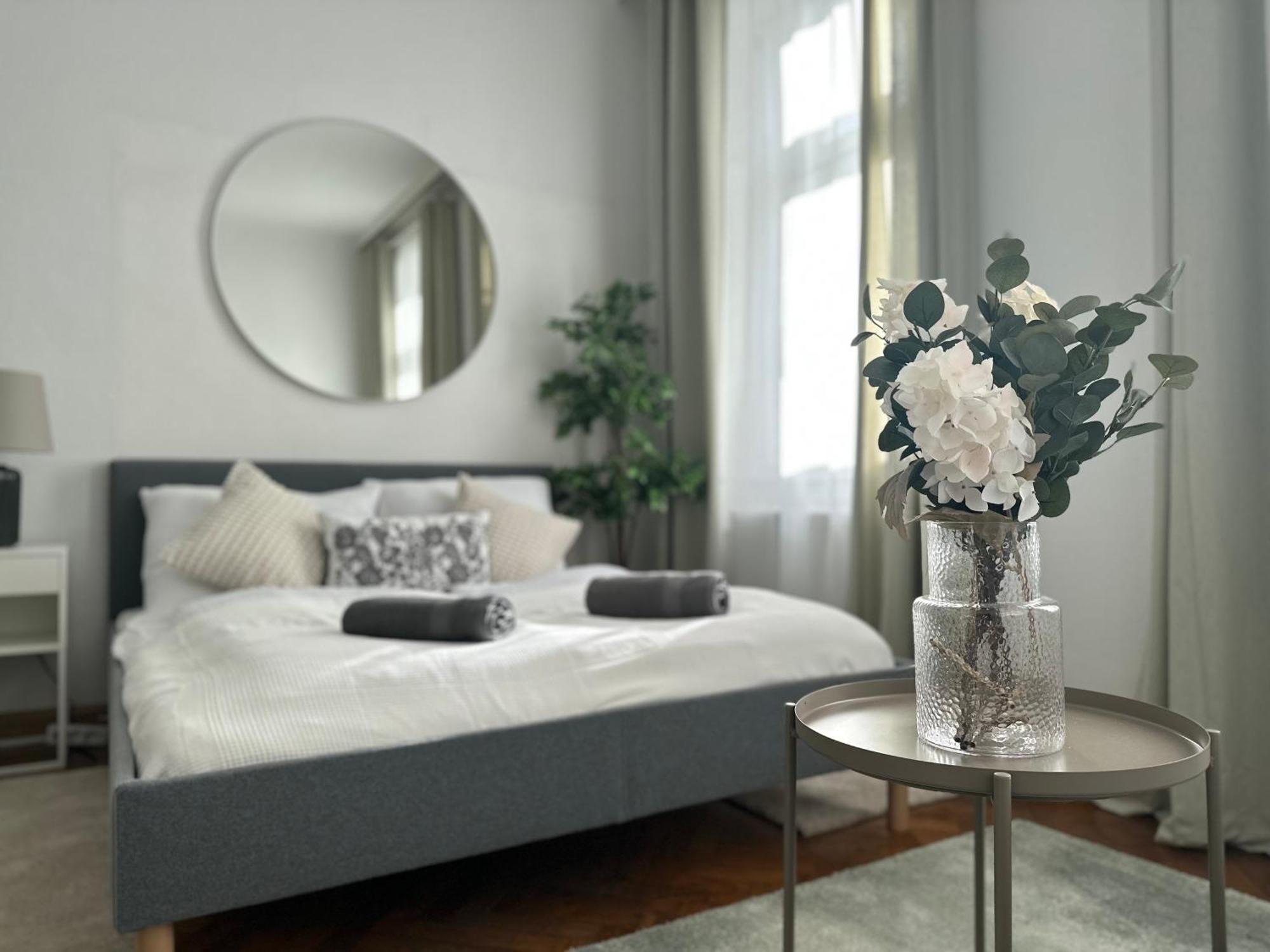 Spacious Apartment, 3 Min To U1 Reumannplatz Viena Exterior foto